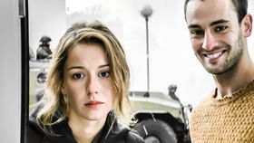 戰(zhàn)斗民族的科幻電影,扛著機(jī)槍的熊全片挨揍,最后是超級(jí)賽亞人打敗大魔頭,俄羅斯電影腦洞 真大